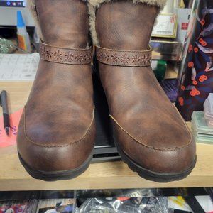 PAIR OF JSPORT FUR LINED BOOTS